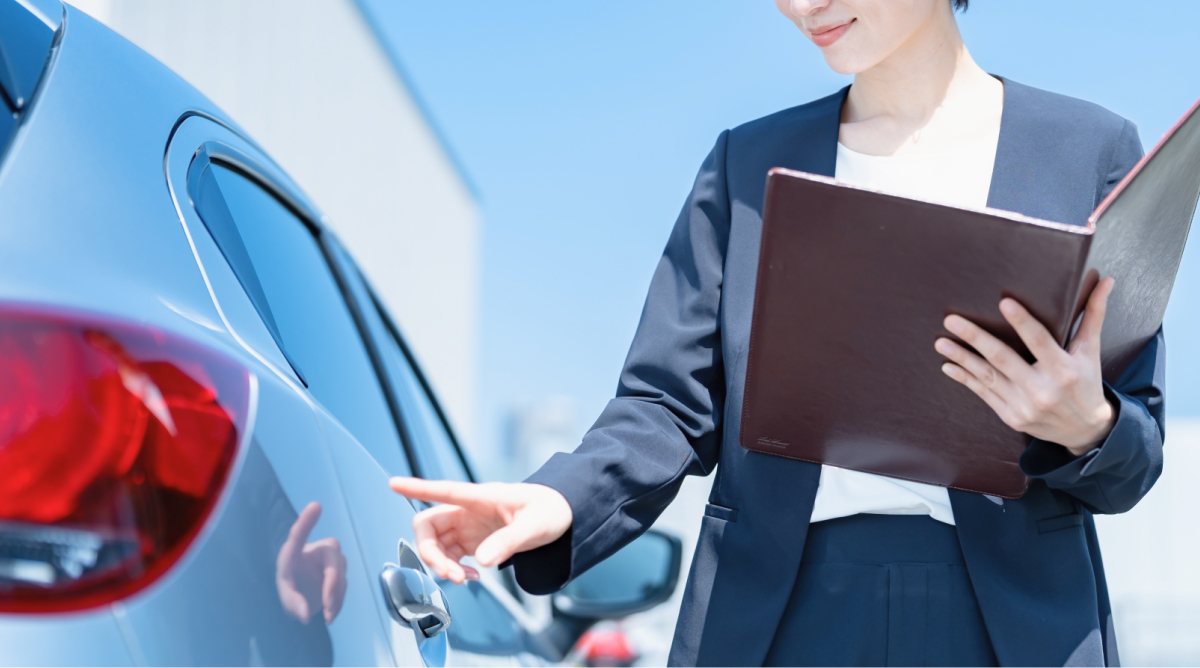 車をチェックする女性